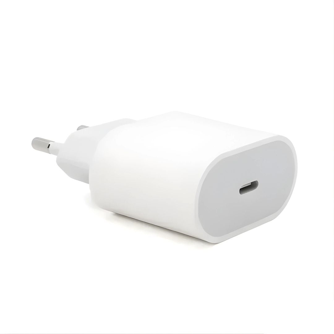 Originalni Apple A2347 20W USB-C brzi strujni adapter bele boje.