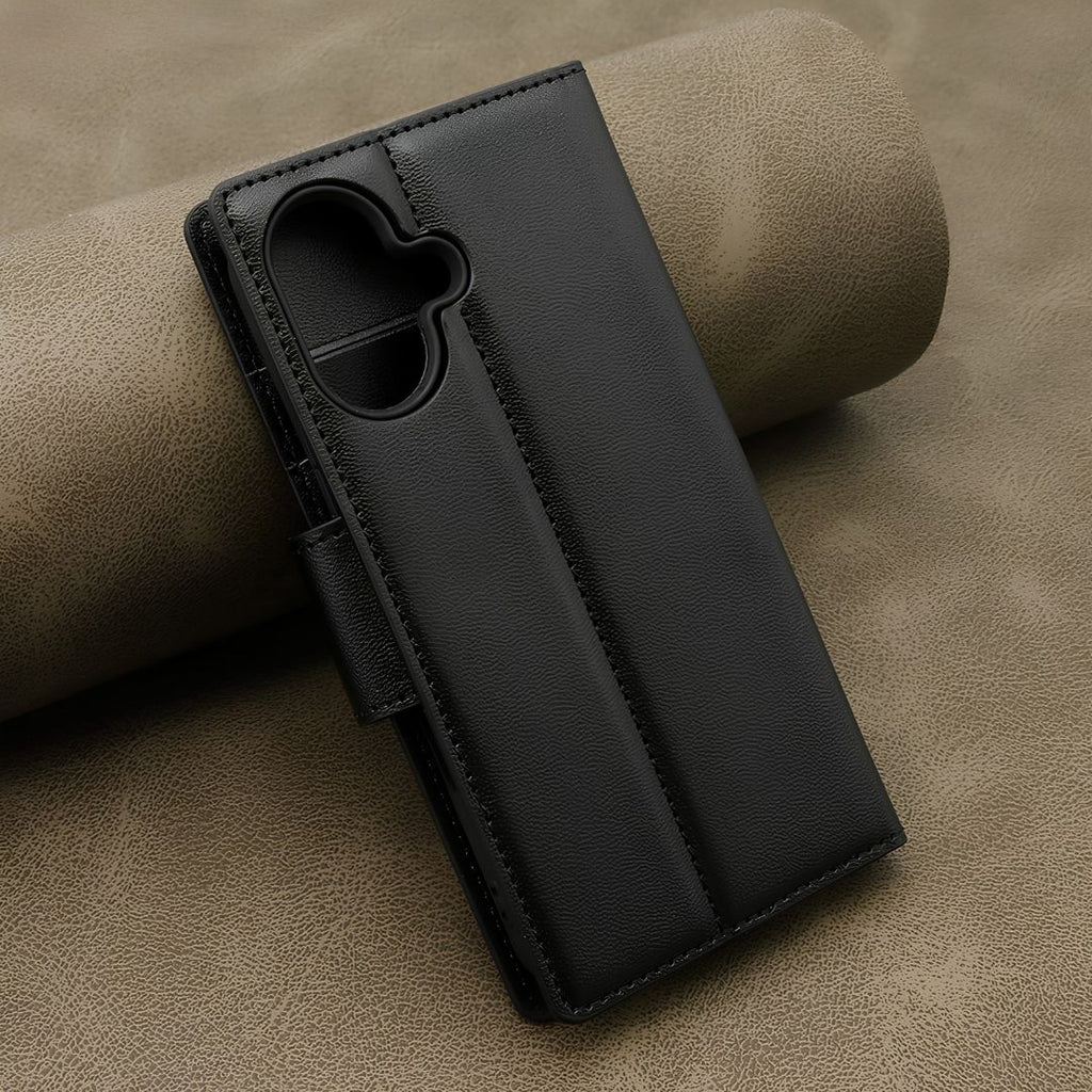 Detalj magnetnog zatvaranja i unutrašnjeg silikonskog okvira za iPhone 16.