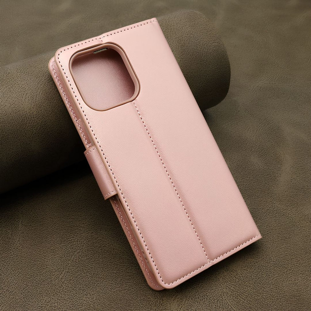 Detalj magnetnog zatvaranja i teksture kože na svetlo roze Hanman futroli.