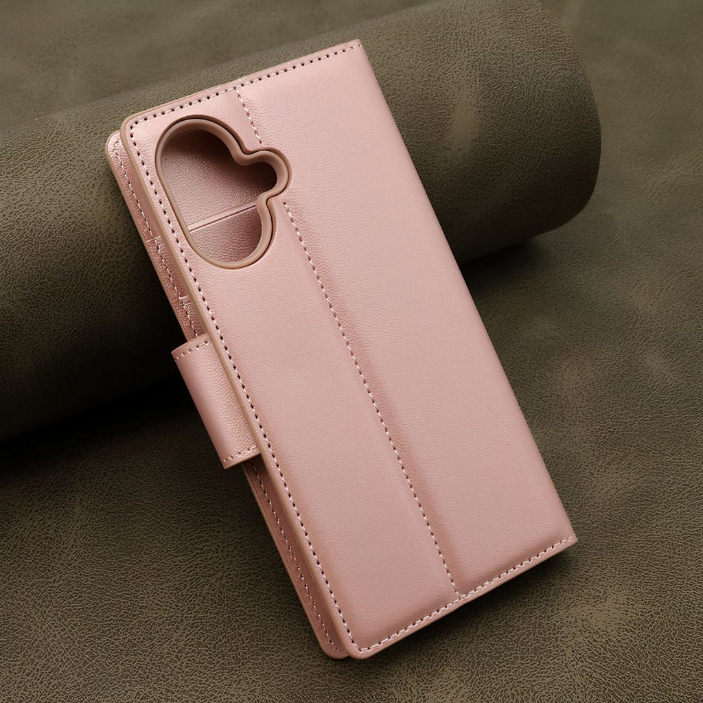 Detalj magnetnog zatvaranja i unutrašnjeg silikonskog ležišta na roze Hanman futroli.