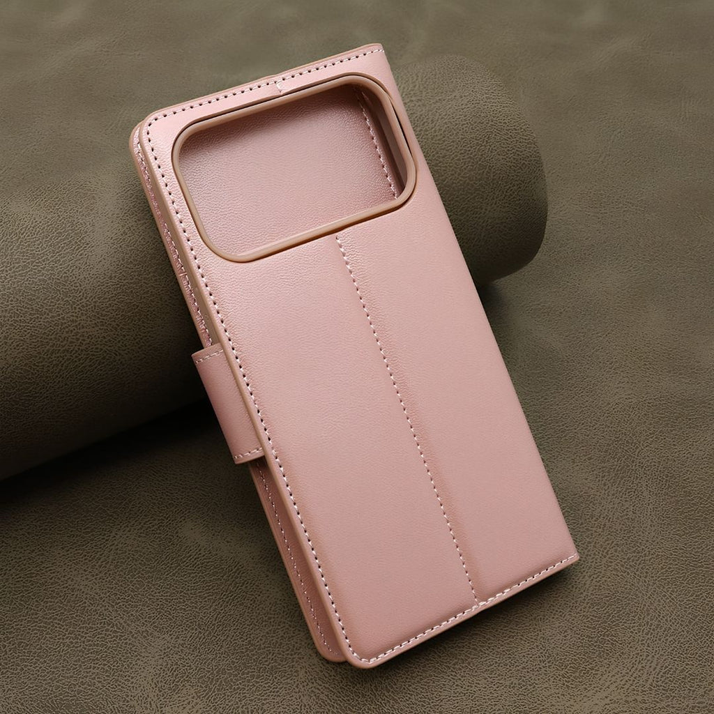 Detalj magnetnog zatvaranja i teksture kože na roze Hanman preklopnoj maski.