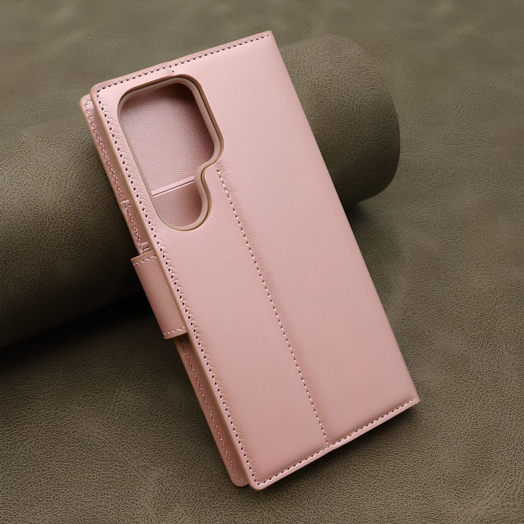 Detalj teksture veštačke kože i magnetnog preklopa na roze Hanman futroli.