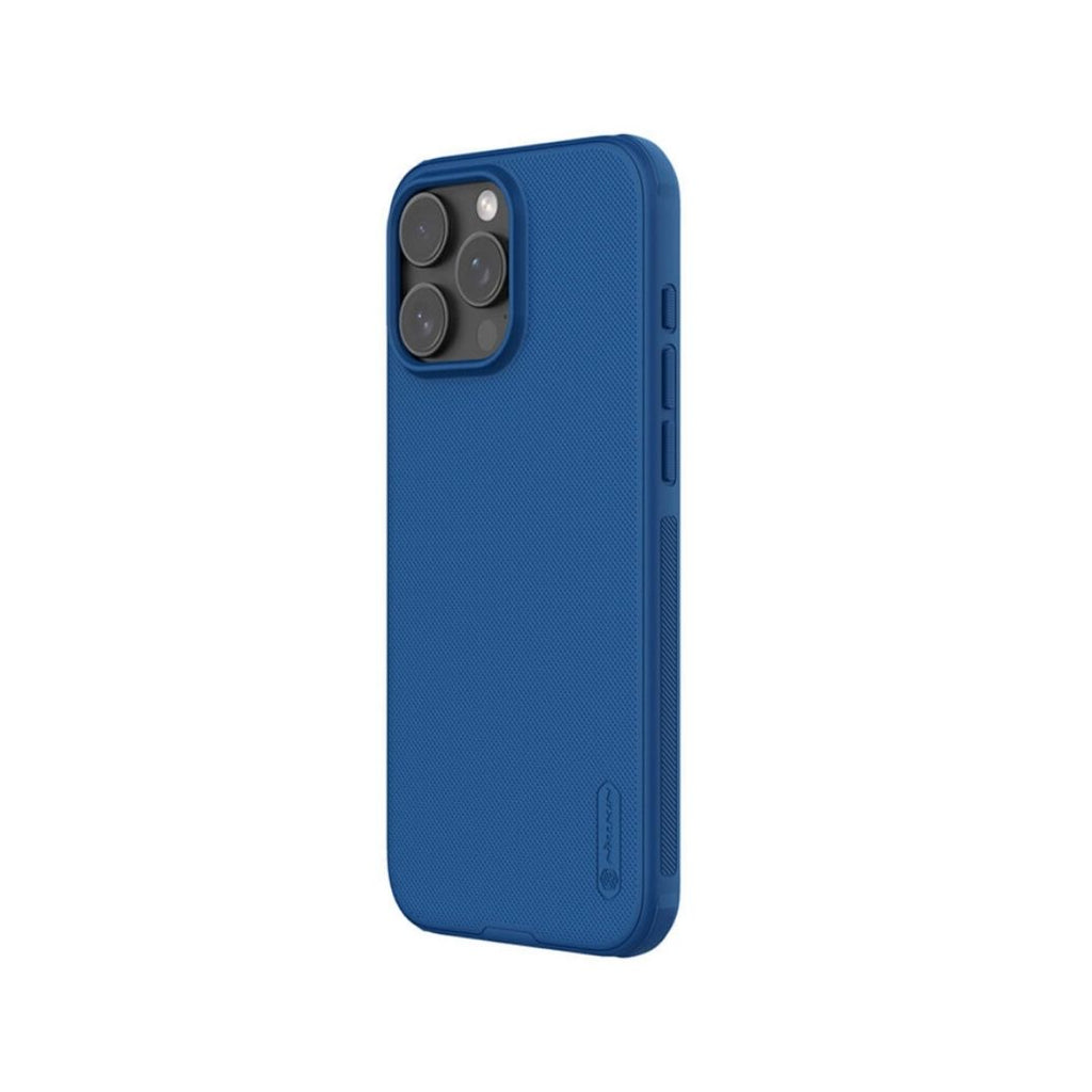 Prikaz preciznih otvora za kameru na plavoj Nillkin maski za iPhone 16 Pro