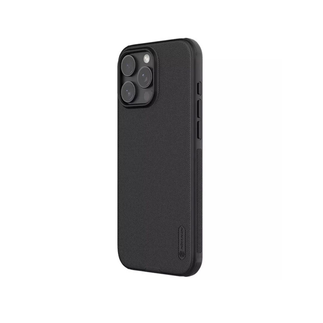 Prikaz izdignutih ivica oko kamere i preciznih tastera na crnoj Nillkin iPhone 16 Pro Max maski