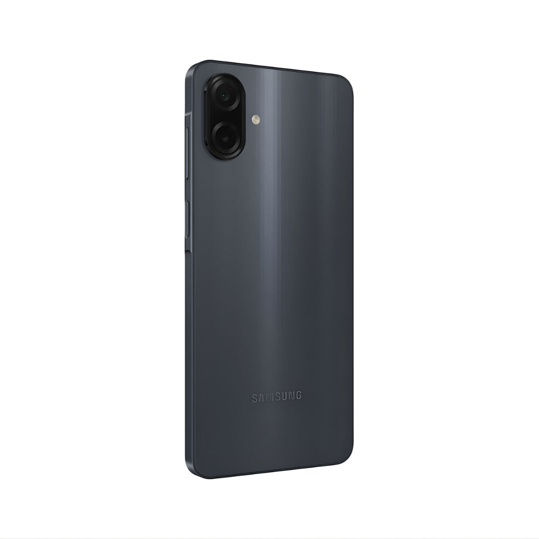 Zadnja strana Samsung Galaxy A07 telefona u crnoj boji sa prikazom dual kamere od 50MP i blicem